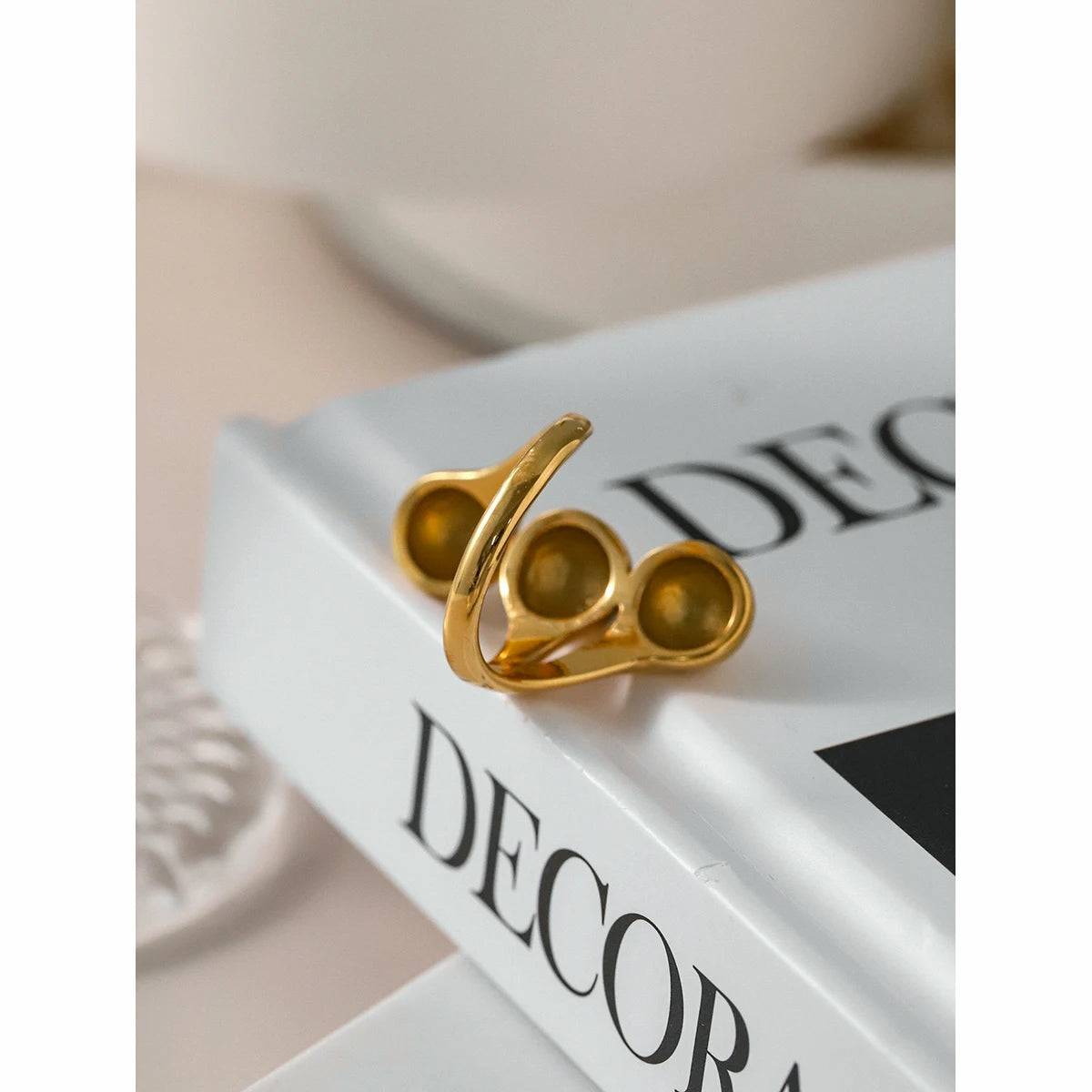 Luxe Loop – Sophisticated circular charm Ring