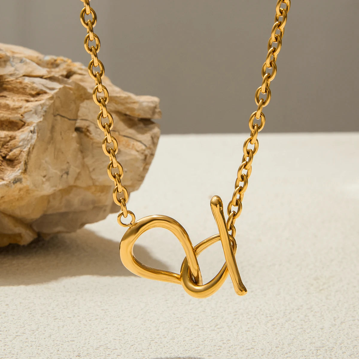 Luxe Loop – Elegant circular beauty Necklace