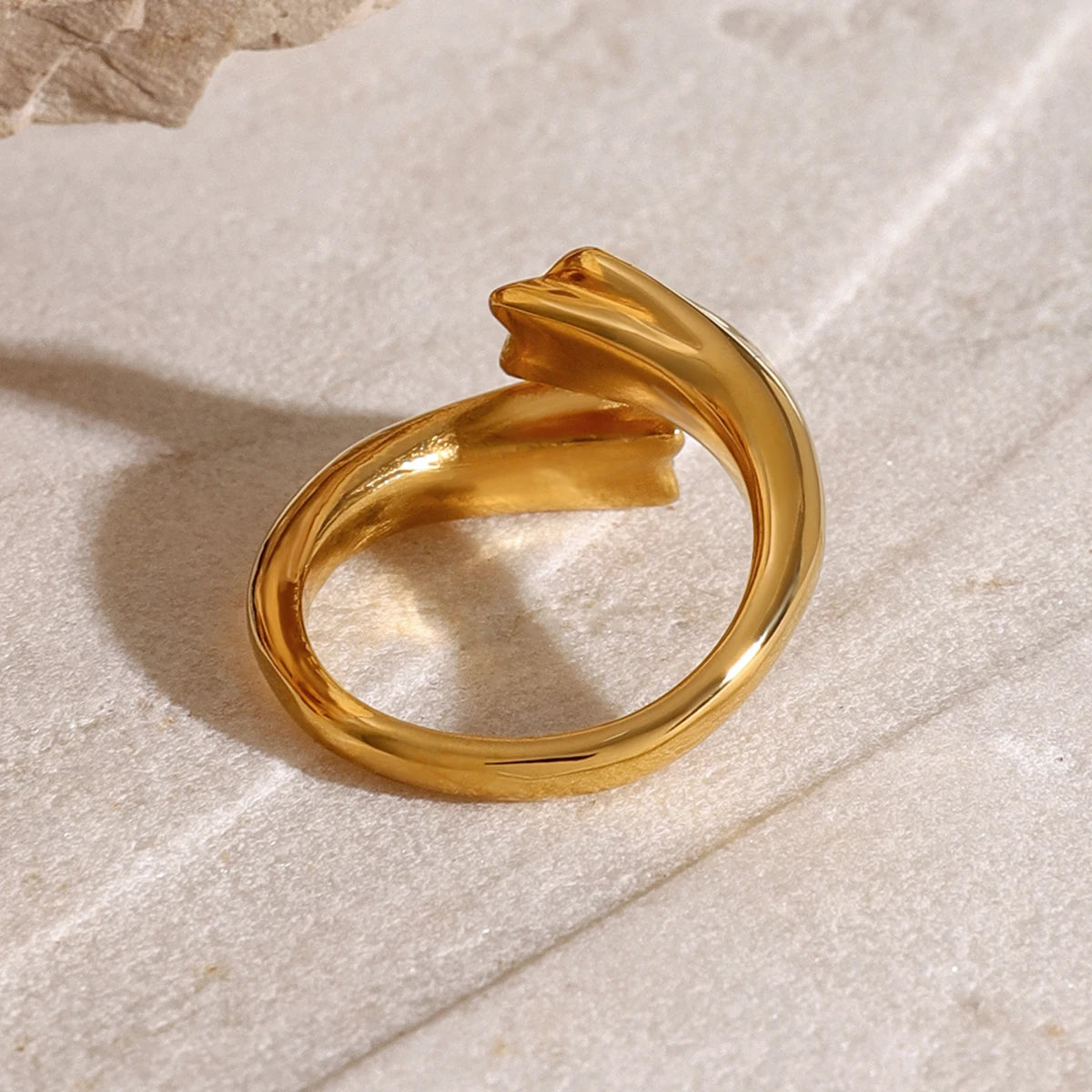 Loopé – Elegant modern loop Opening Ring